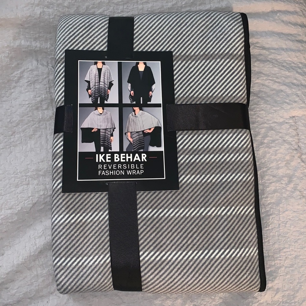 Black and Gray Fleece Wrap